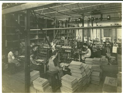 Jacquard-Kartenstanzraum, Teppichfabrik, 1923 von English Photographer